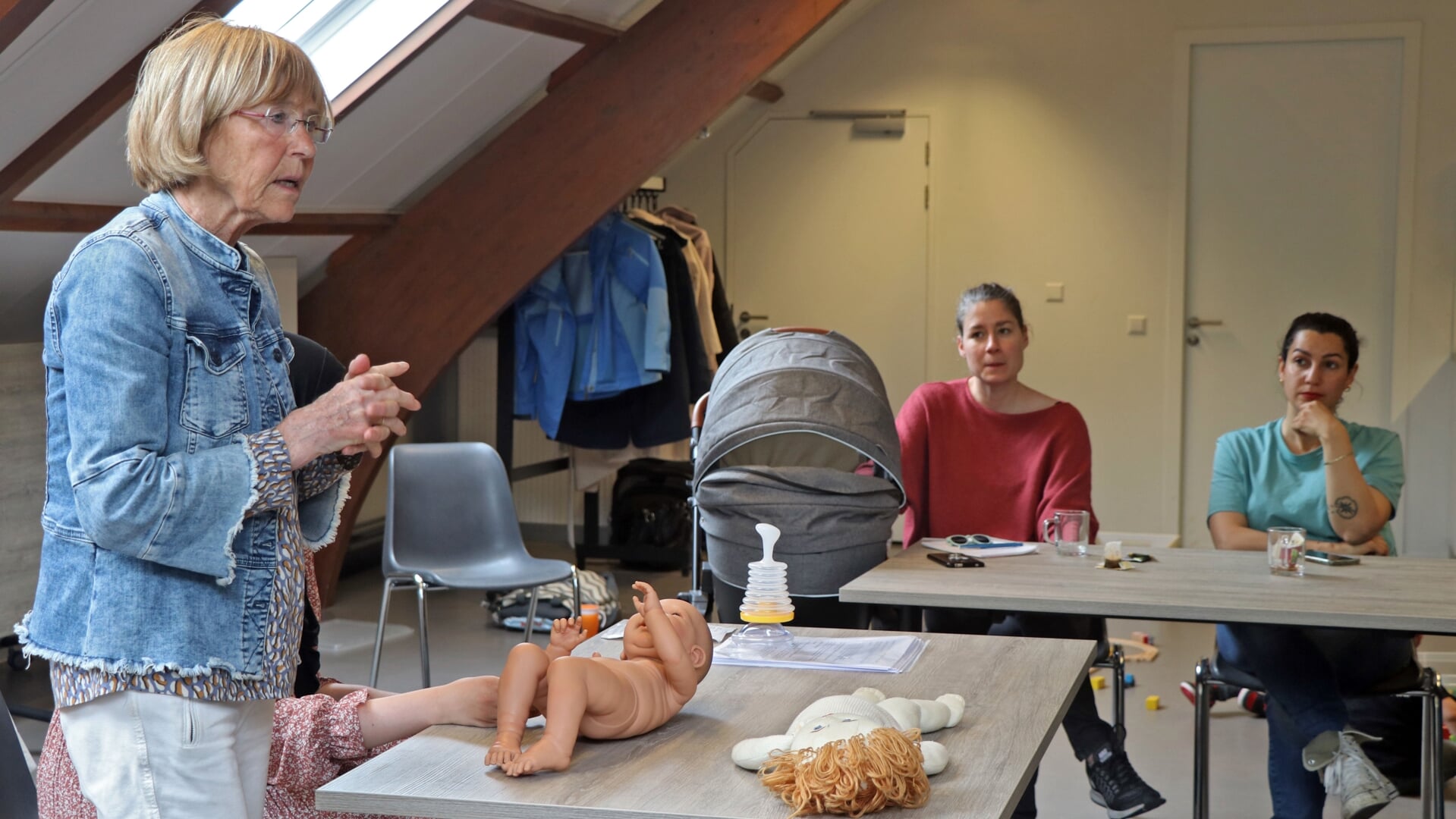  • Arts Mariëtte de Reeper verzorgde een workshop baby-EHBO bij het mama-café in Dorpshuis Fort Vreeswijk. 