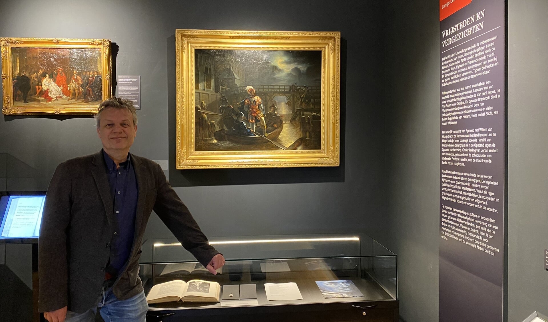 • Werner van den Belt naast het schilderij van Hendrik van Brederode.