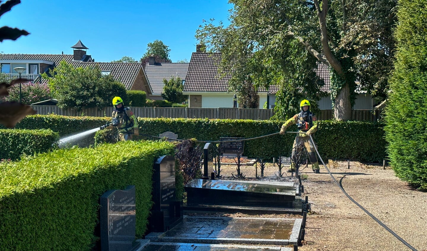 • De brandweer kwam ter plaatse om het vuur te doven.
