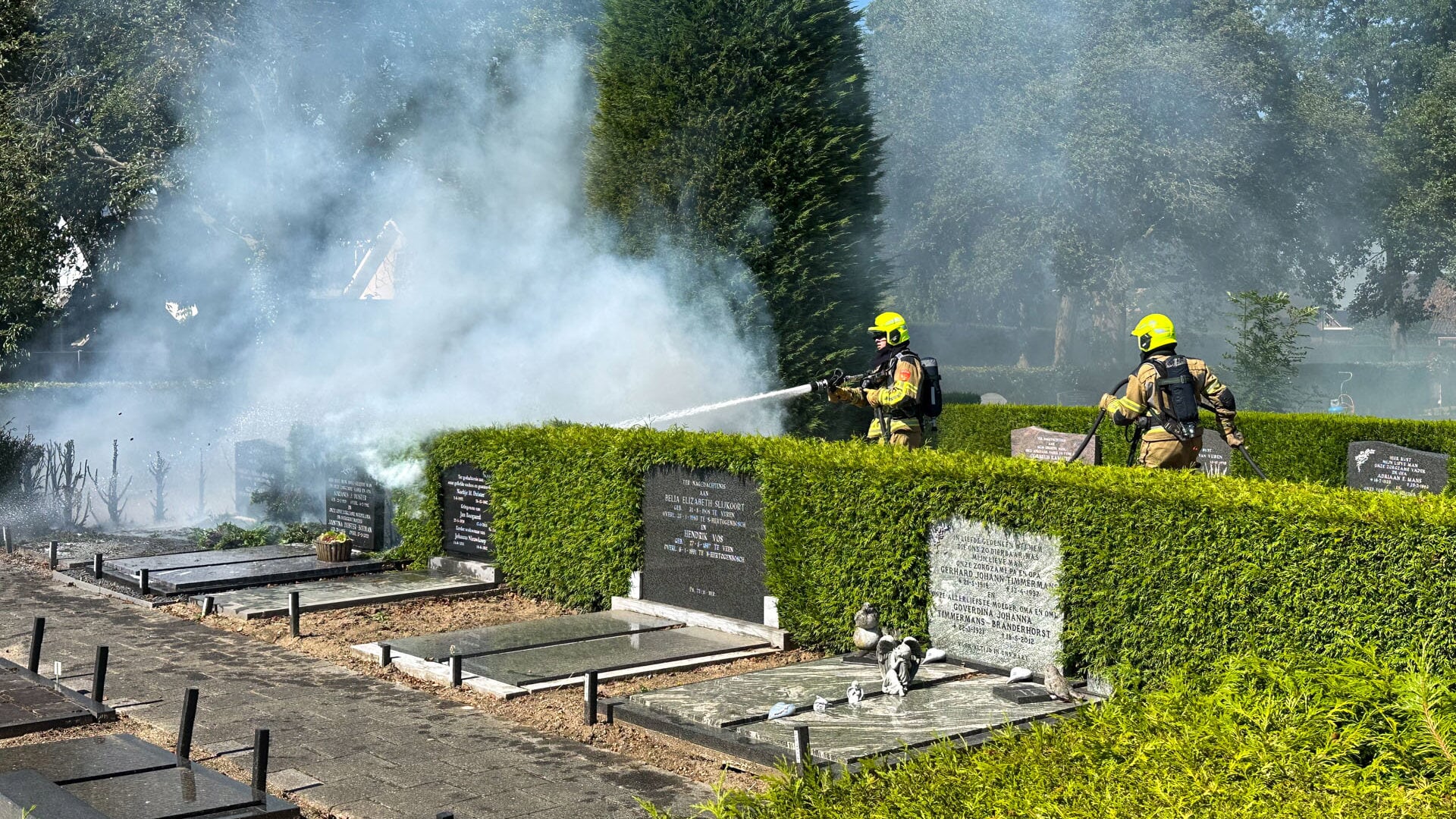 • De brandweer kwam ter plaatse om het vuur te doven.