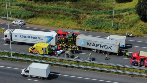 Ongeval Op A15 Bij Knooppunt Gorinchem; Auto Raakt Onder Vrachtwagen ...