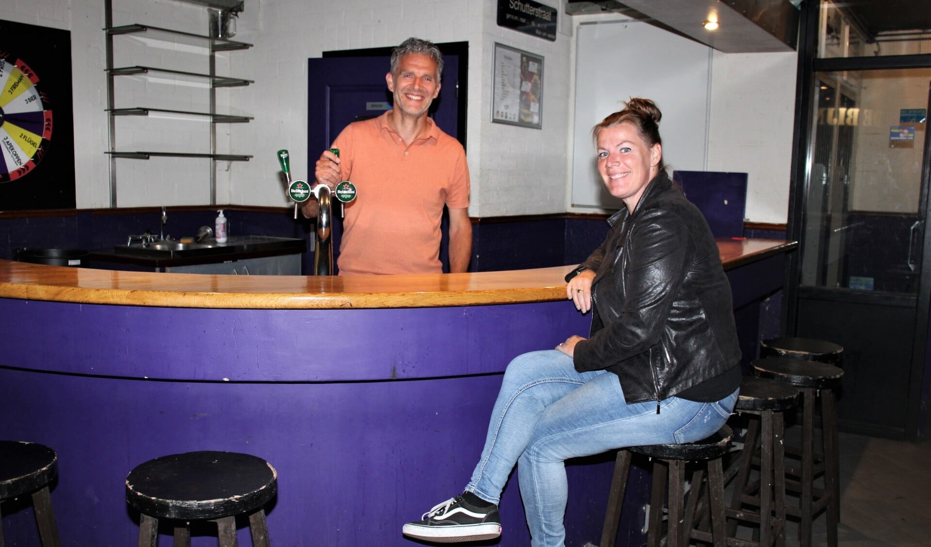 • Erik Wiltenburg en Shirley van Rossum aan de bar van De Bijn.