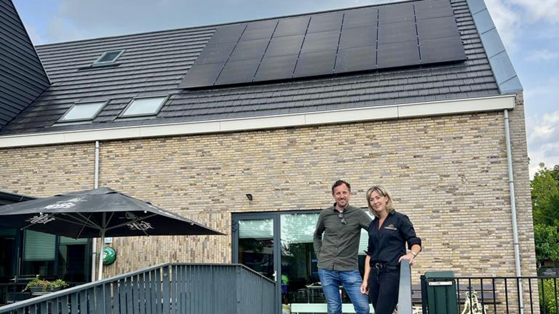 • Joost van der Plas van SolarOplossing en beheerder Janine Korevaar van ’t Wingerds Hof.