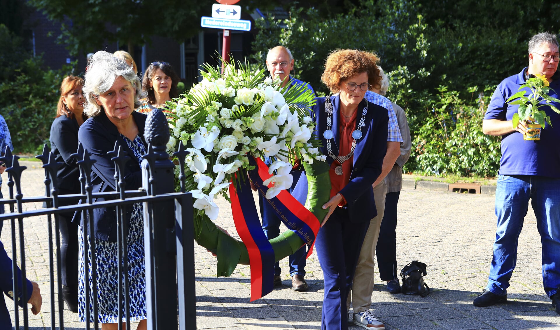 • Kranslegging door wethouder Marieke Schouten (l) en burgemeester Marijke van Beukering (r) tijdens Indië-herdenking.