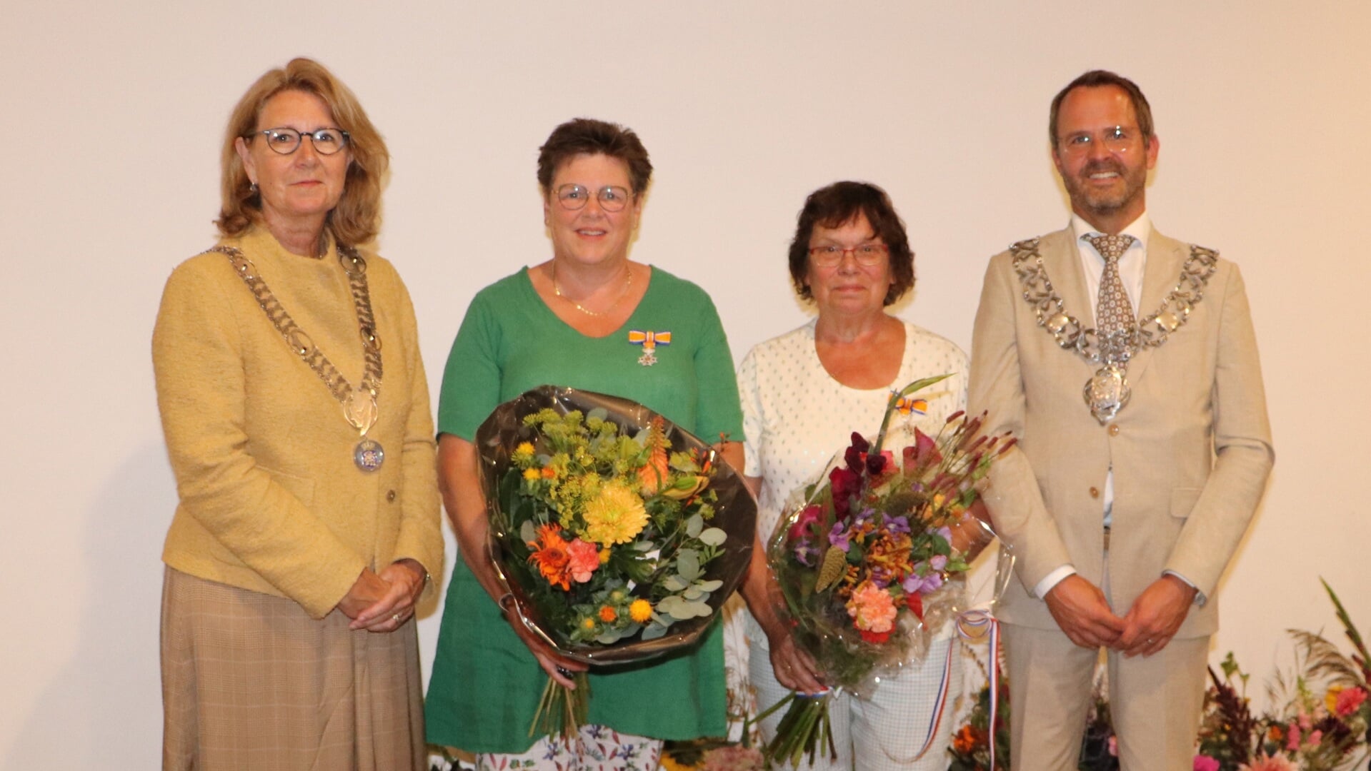• De dames De Haaij (tweede rechts) en Bultman met de beide burgemeesters.