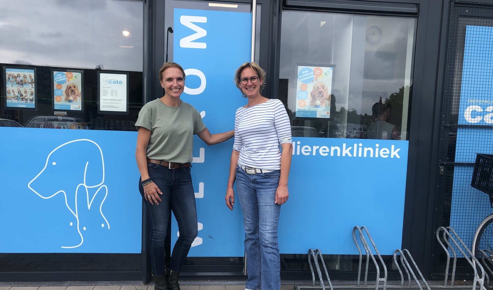 • De dierenartsen Barbara Poorter (links) en Mariette Roelofsen bij hun kliniek.