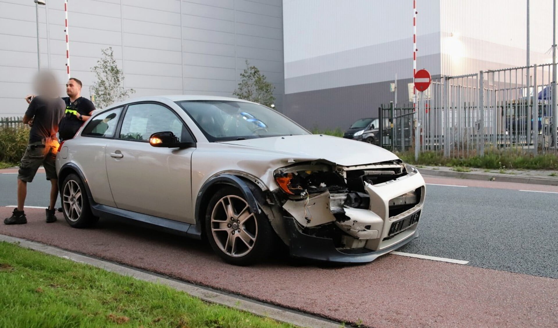 • Eén van de zwaar beschadigde auto's.