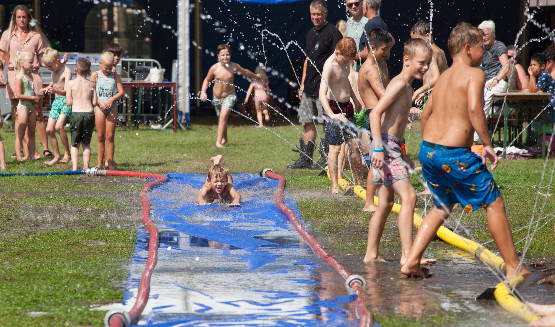 Kinderen genieten van Huttendorp Haastrecht | Al het nieuws uit  Krimpenerwaard