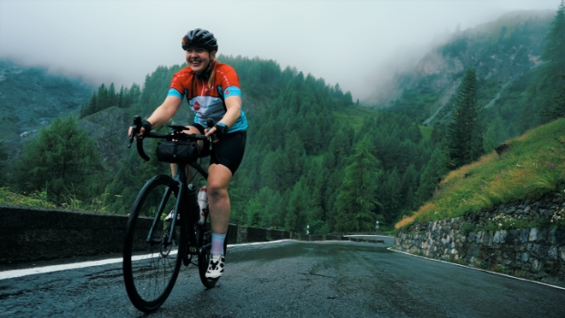 Manon Brasker fietst weer voor STOPhersentumoren.nl berg op