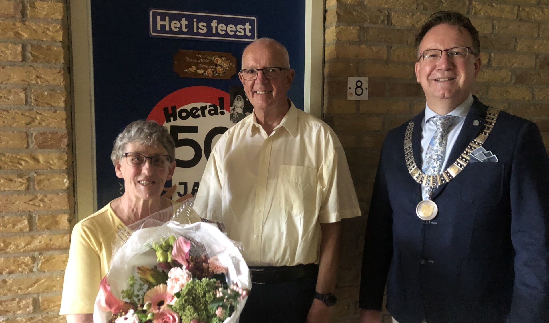 • Het echtpaar Versteeg-Hekman werd verrast door burgemeester Van Domburg.