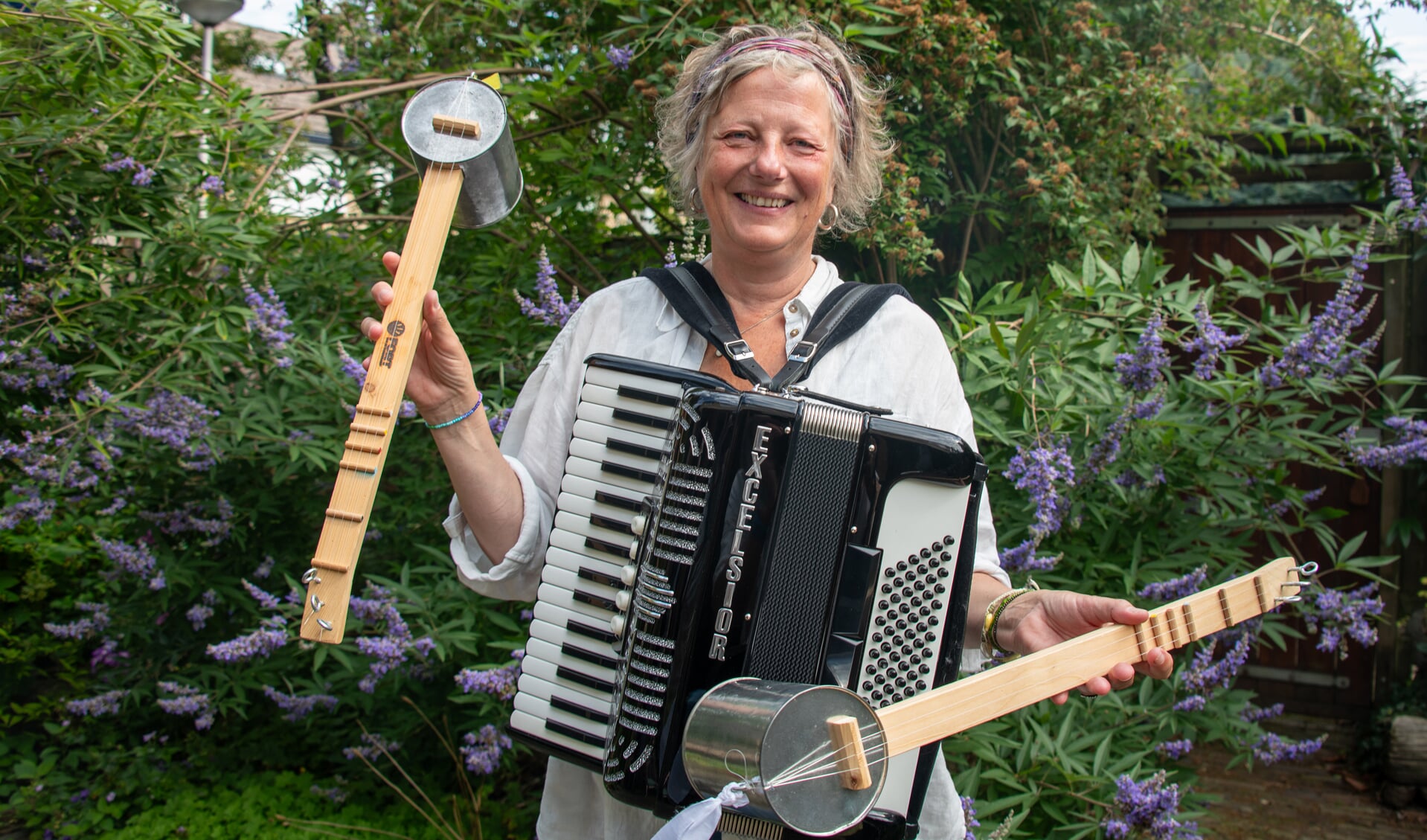• Fredrike de Winter is de orkestleider van het Grijze Koppen Orkest.