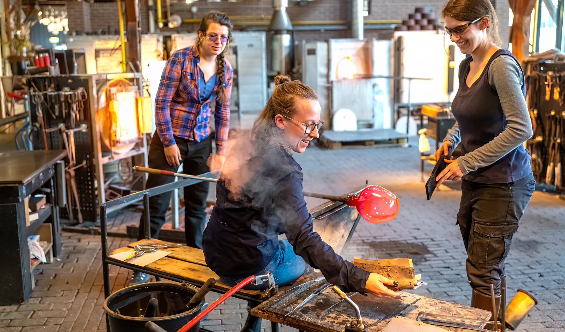 3 Vrouwen geven glasblaas-workshop in de Glasblazerij in Leerdam