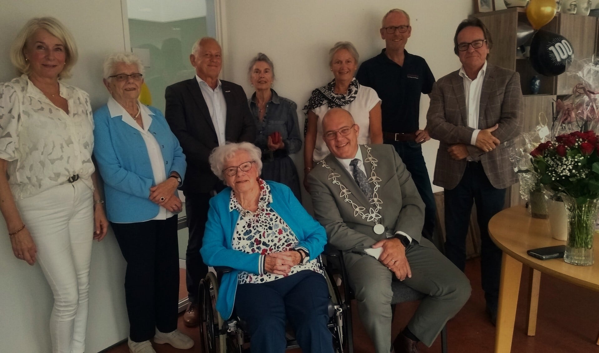 • De 100 jarige Rieke met neven, nichten en zus Magda.