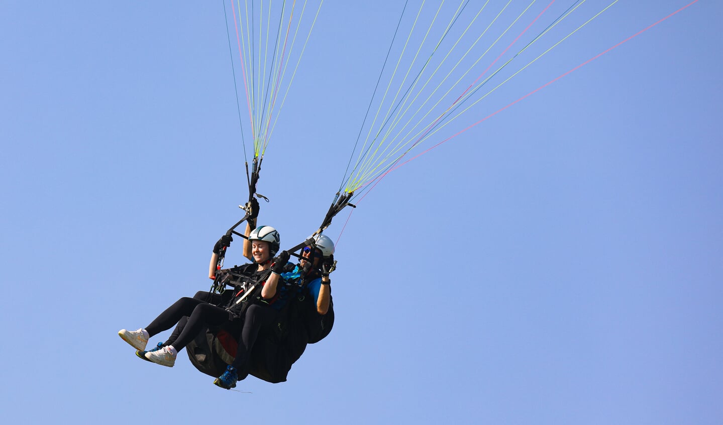 • Paragliden op de slotdag van Ameide Lichtstad 2023.