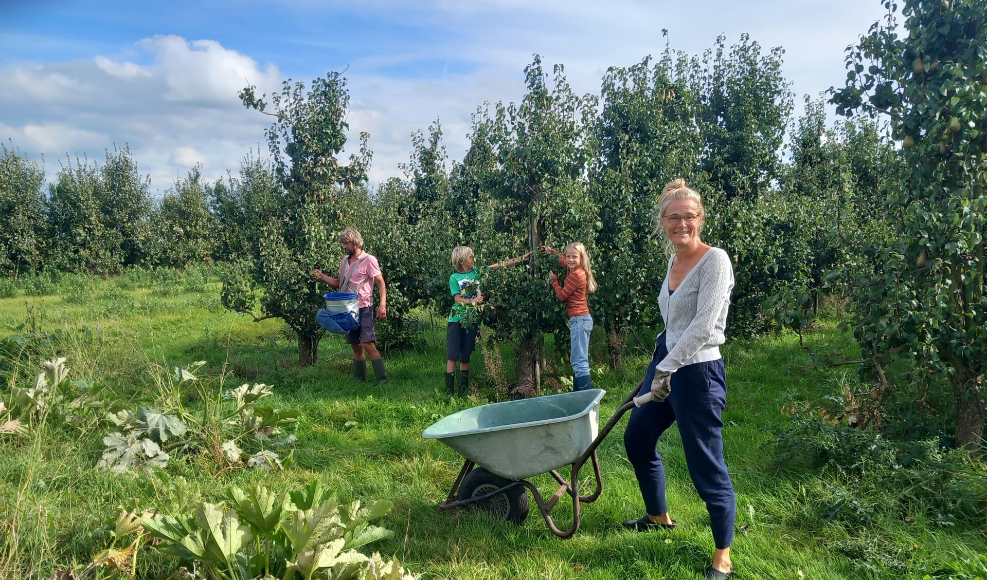 • Meike Stiglis in de boomgaard die opgebouwd zal worden tot voedselbos.
