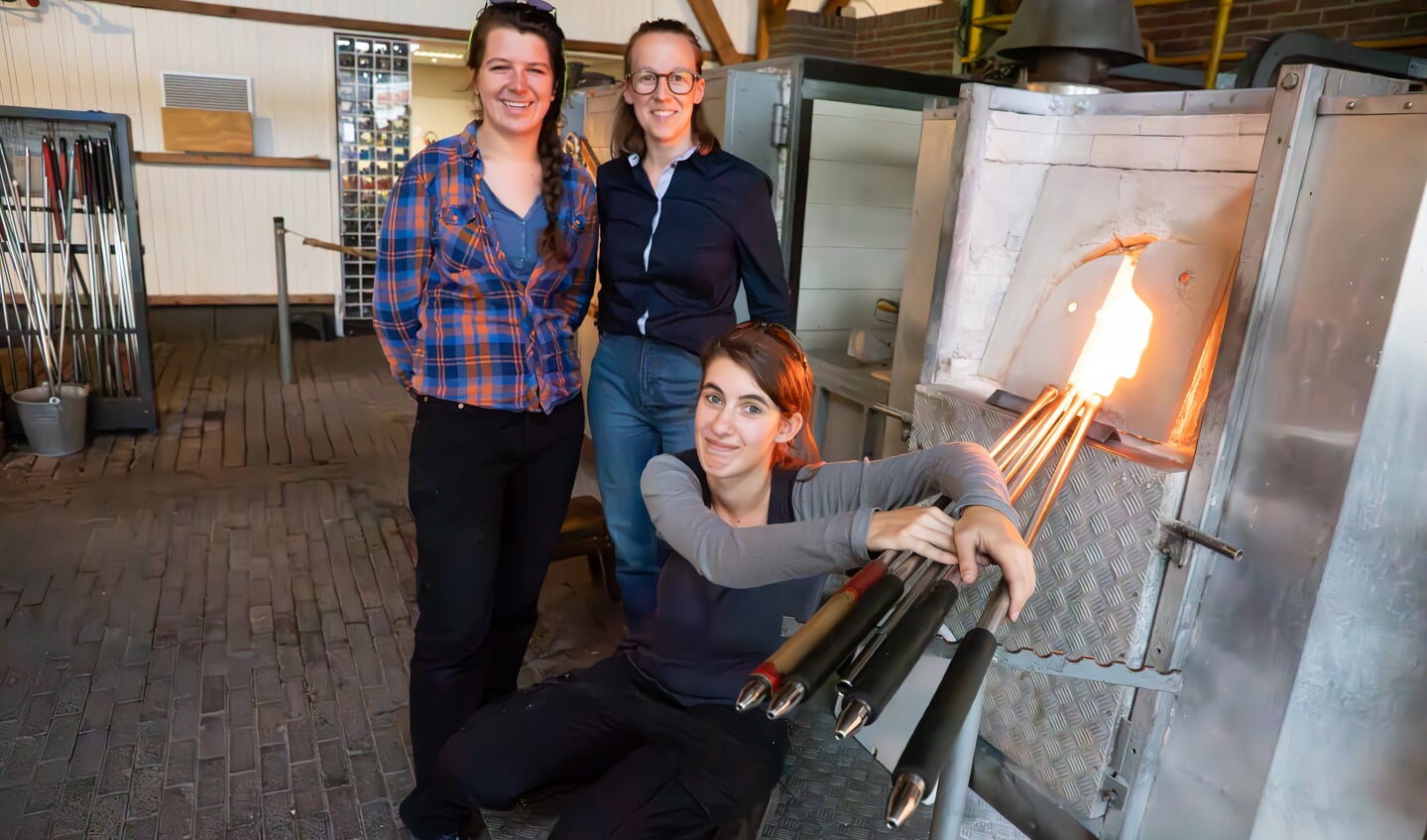 3 Vrouwen geven glasblaas-workshop in de Glasblazerij in Leerdam