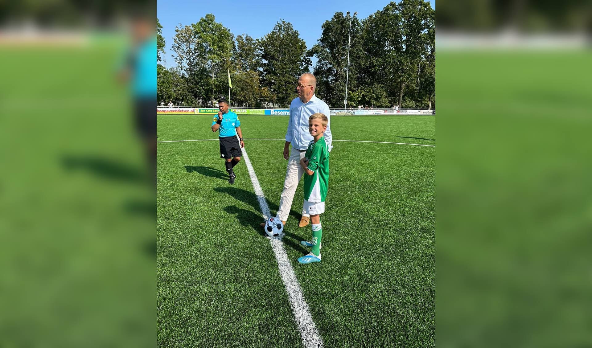 Zelf was ik bij de bekerwedstrijd tussen Nieuw-Lekkerland en Streefkerk. Ook daar werden de twee nieuwe kunstgrasvelden officieel geopend.