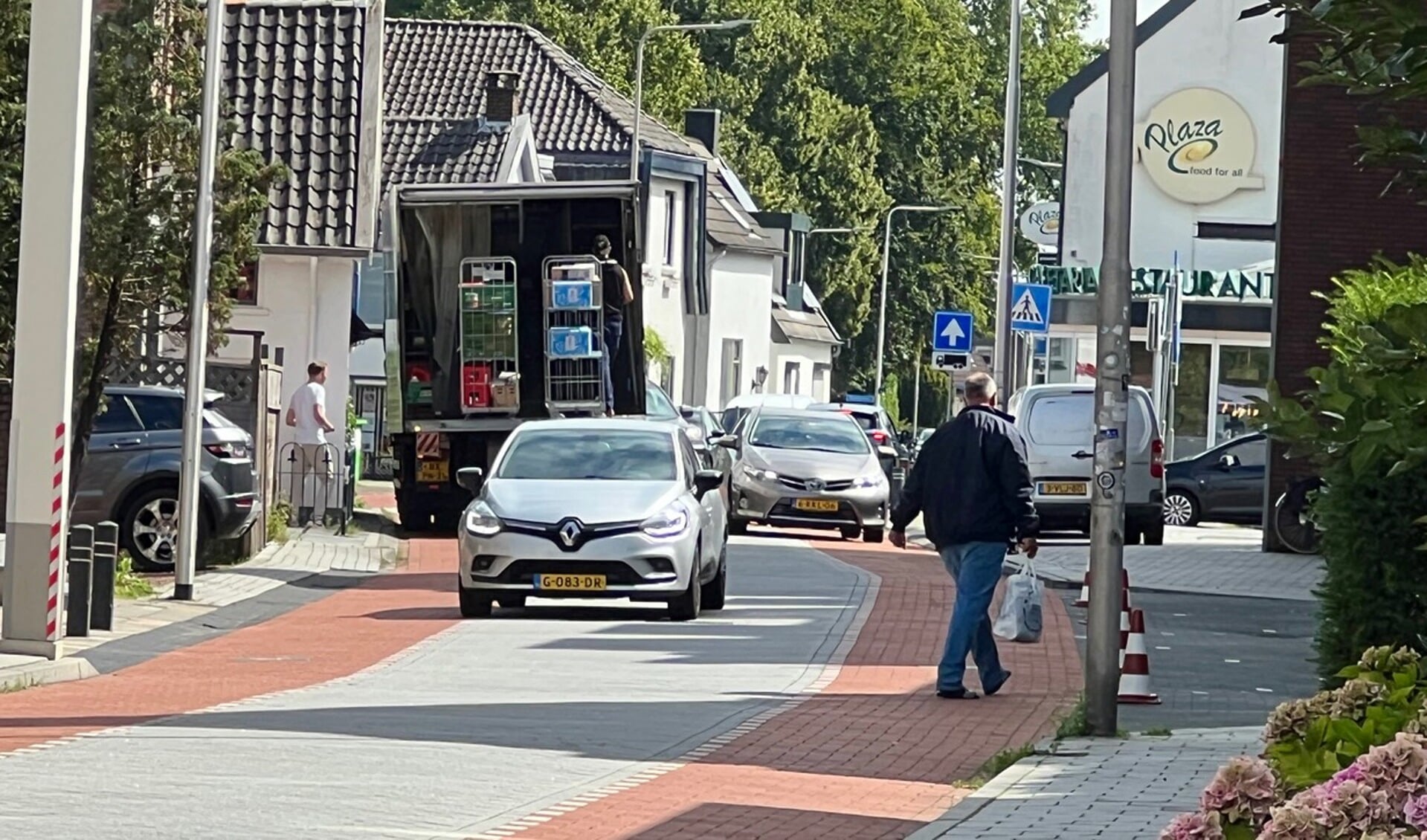 • Vrachtverkeer in de straat die steeds drukker wordt. 