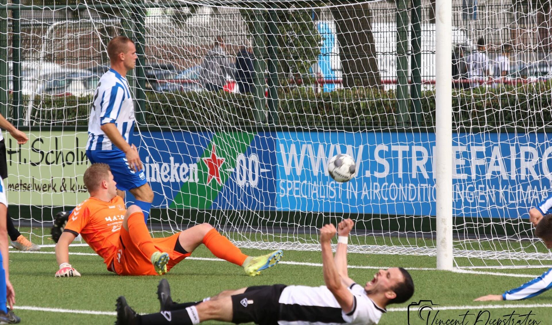 Khalid el Jerari juicht na zijn goal.