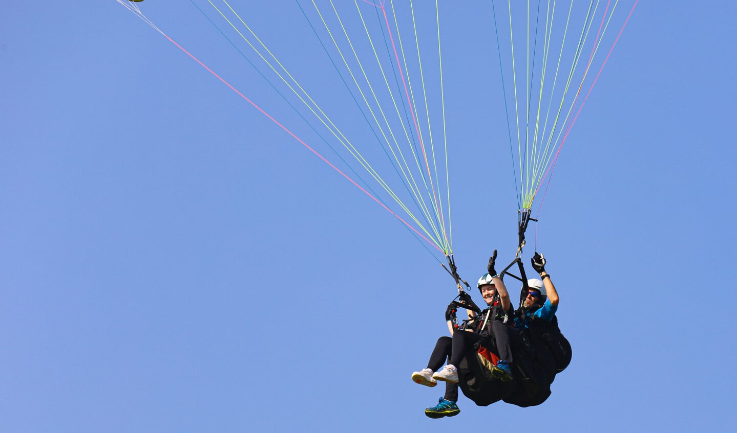 • Paragliden op de slotdag van Ameide Lichtstad 2023.