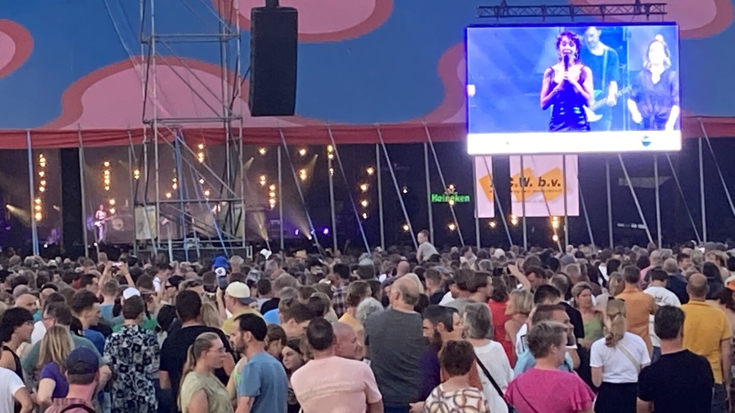 • Jacqueline Govaert, zangeres van Krezip, bedankt het massaal opgekomen Appelpop-publiek vanaf de mainstage én via een scherm.
