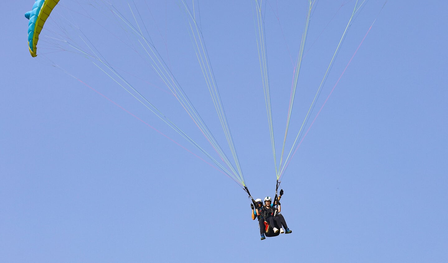 • Paragliden op de slotdag van Ameide Lichtstad 2023.