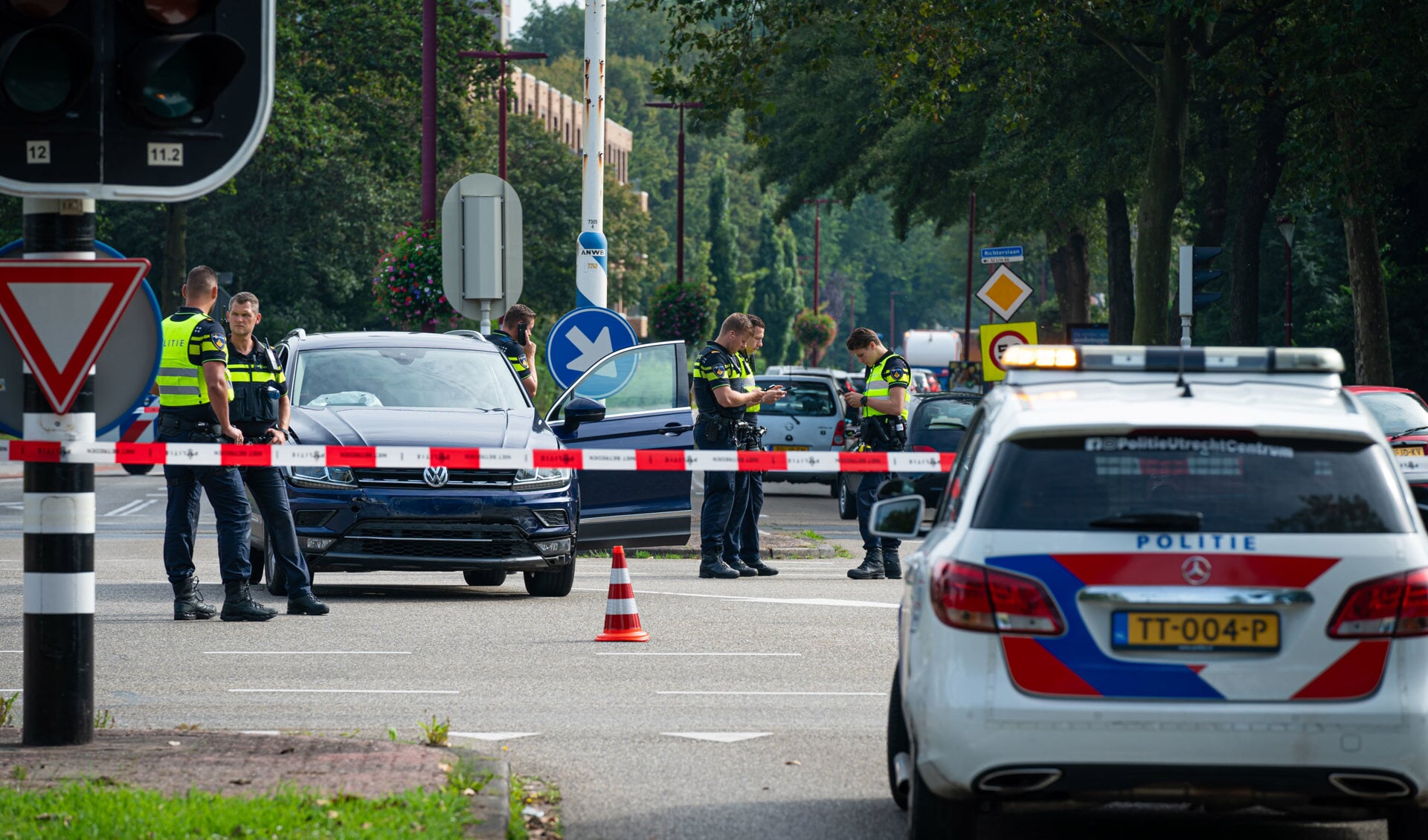 De politie is bezig met onderzoek na een bizarre aanrijding op de kruising tussen de AC Verhoefweg en de Richterslaan in Nieuwegein. 