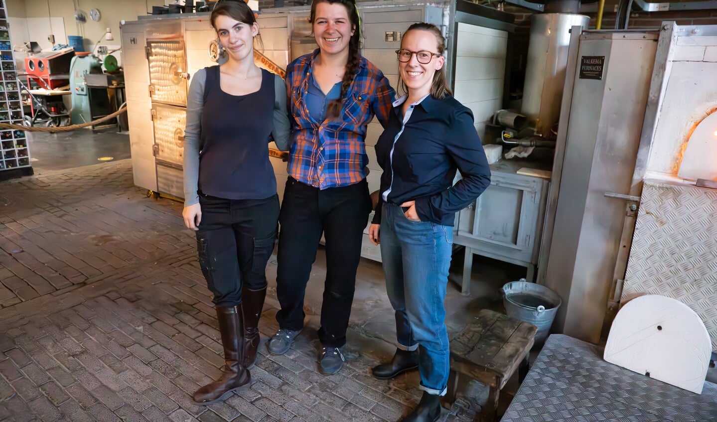 3 Vrouwen geven glasblaas-workshop in de Glasblazerij in Leerdam