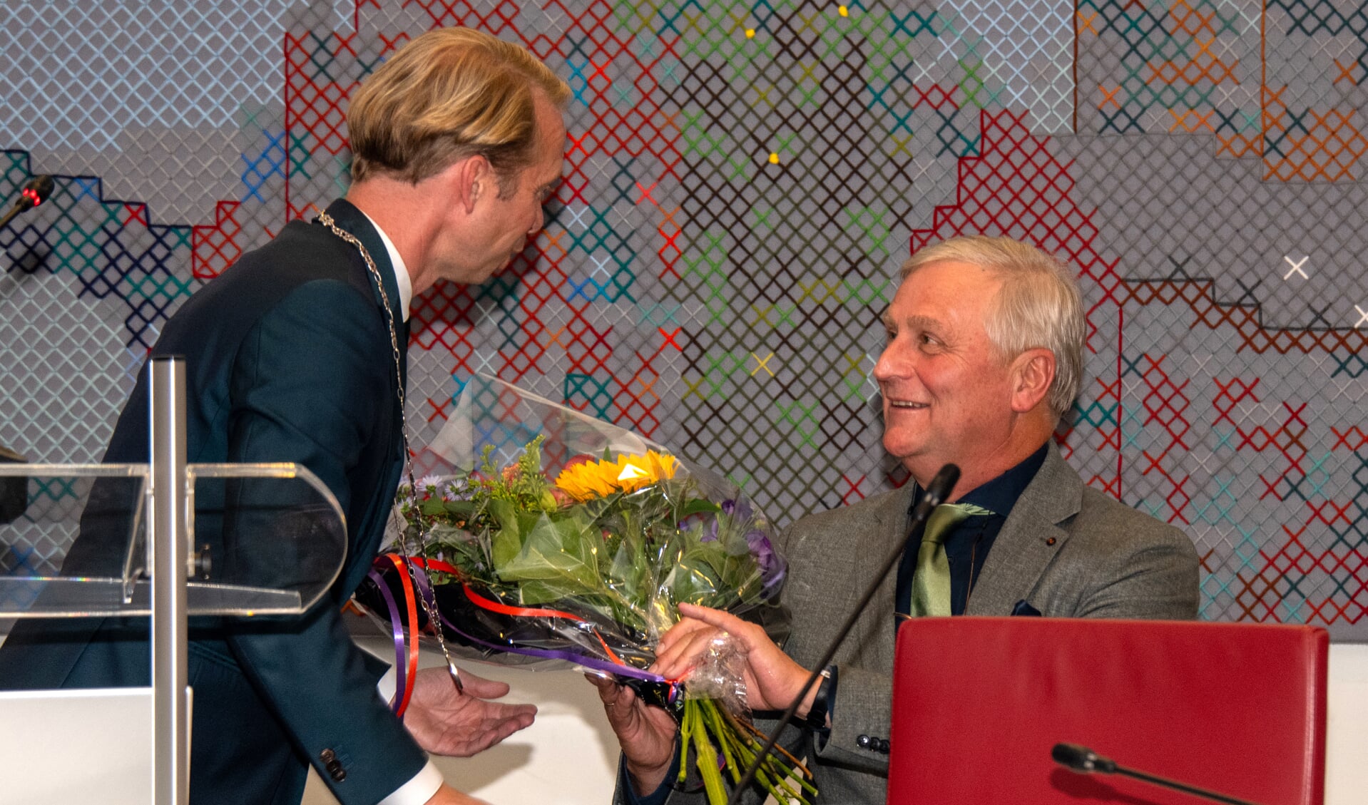 • Rard Metz wordt gefeliciteerd door de burgemeester met zijn benoeming tot raadslid.