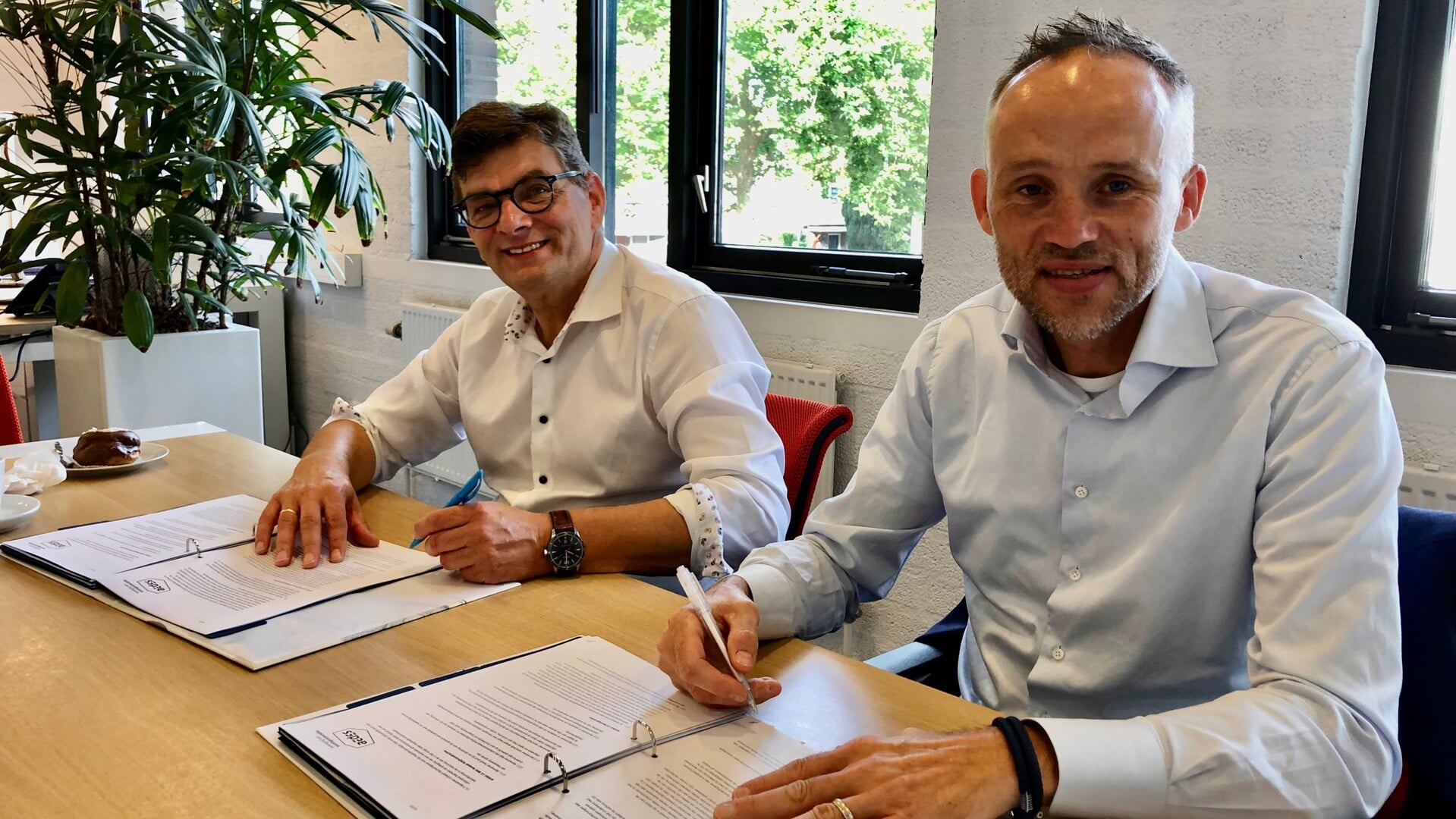 • Ed de Groot, directeur-bestuurder Lekstede Wonen, met Jacob van den Essenburg, directeur Wits Utrecht bv.