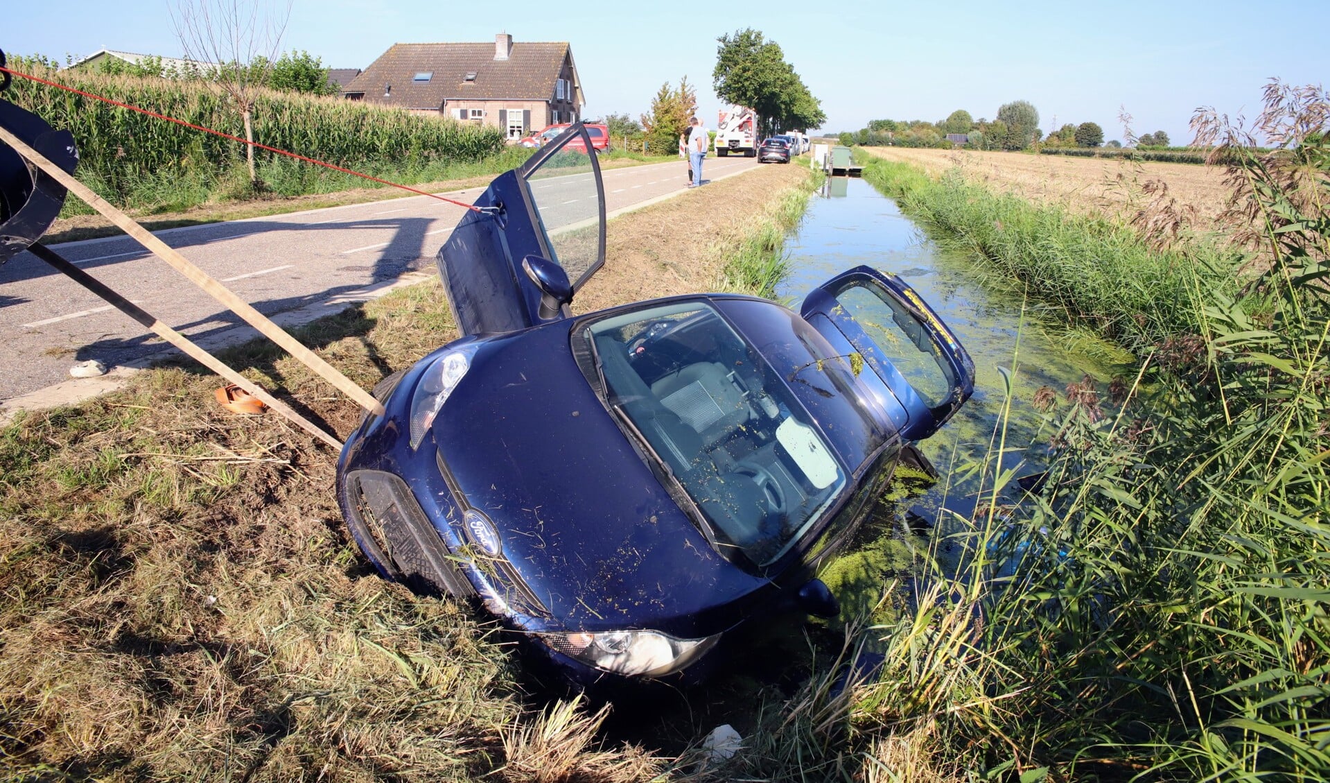 • Spanbanden voorkomen dat de auto verder de sloot in zakt