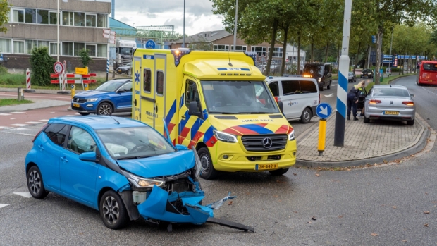 Auto's Botsen Op Elkaar Op Kruising Bij De Helling In Alblasserdam ...