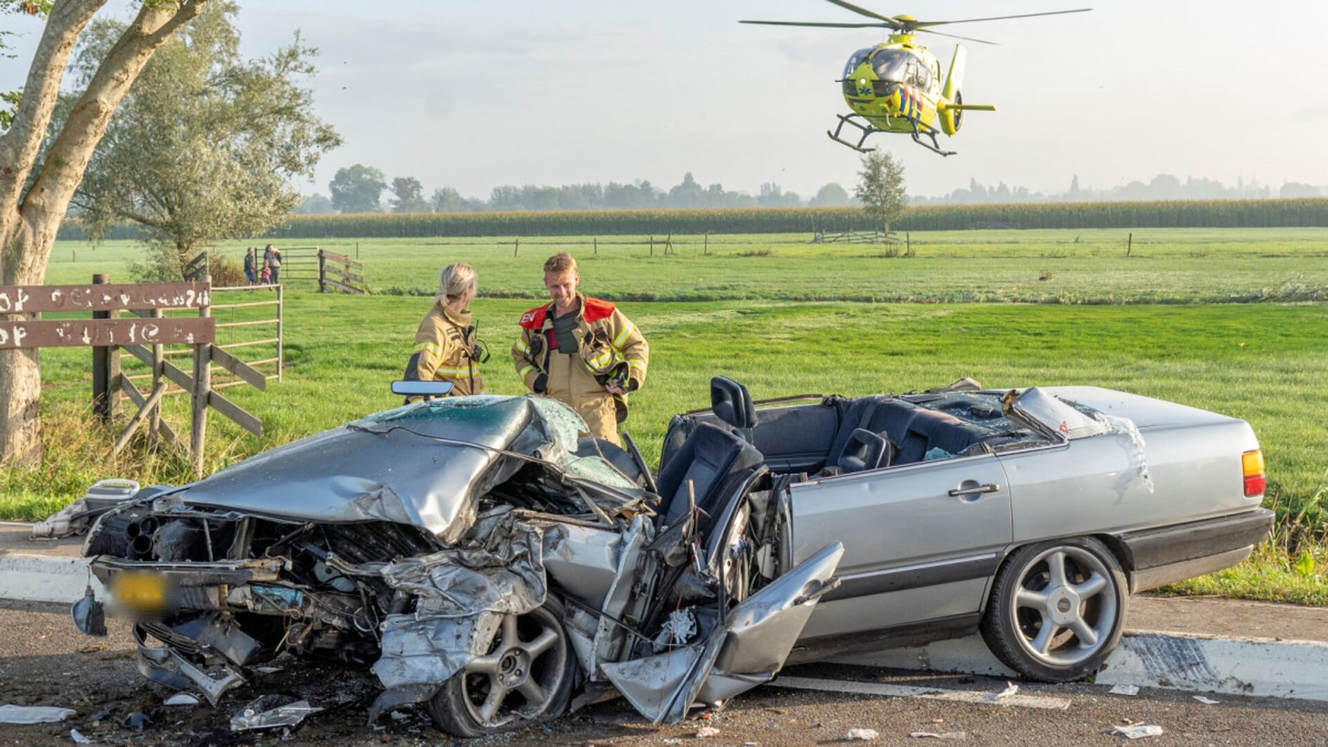 • Nieuw-Lekkerlandse automobilist raakt gewond bij botsing met tractor op Veerweg in Streefkerk.