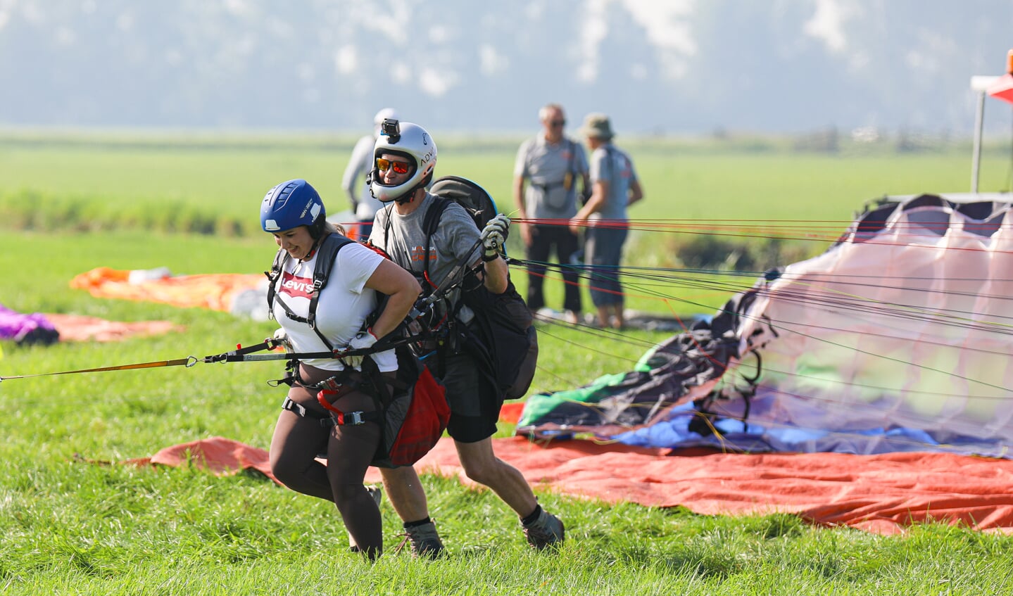 • Paragliden op de slotdag van Ameide Lichtstad 2023.
