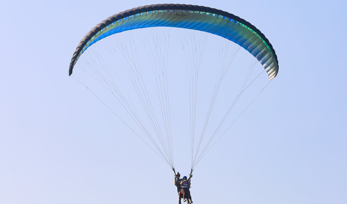• Paragliden op de slotdag van Ameide Lichtstad 2023.