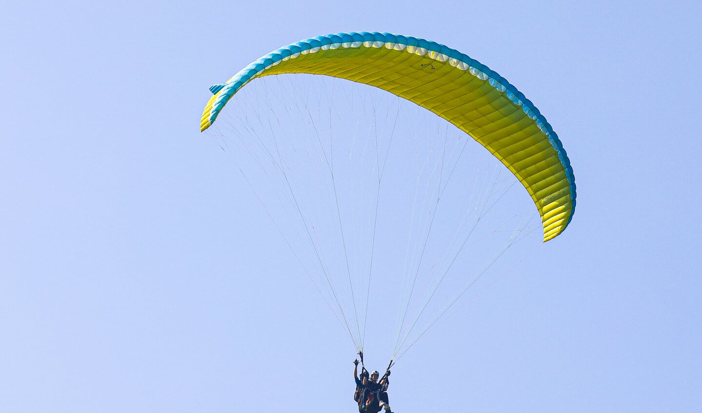 • Paragliden op de slotdag van Ameide Lichtstad 2023.