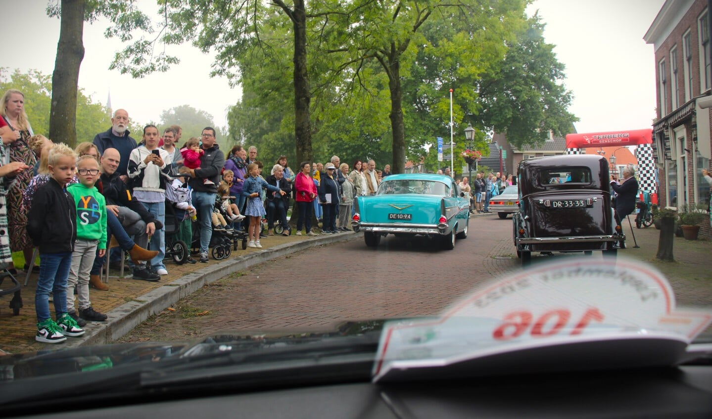 Start van de oldtimerrit tijdens de Authentieke Dag in Vreeswijk.