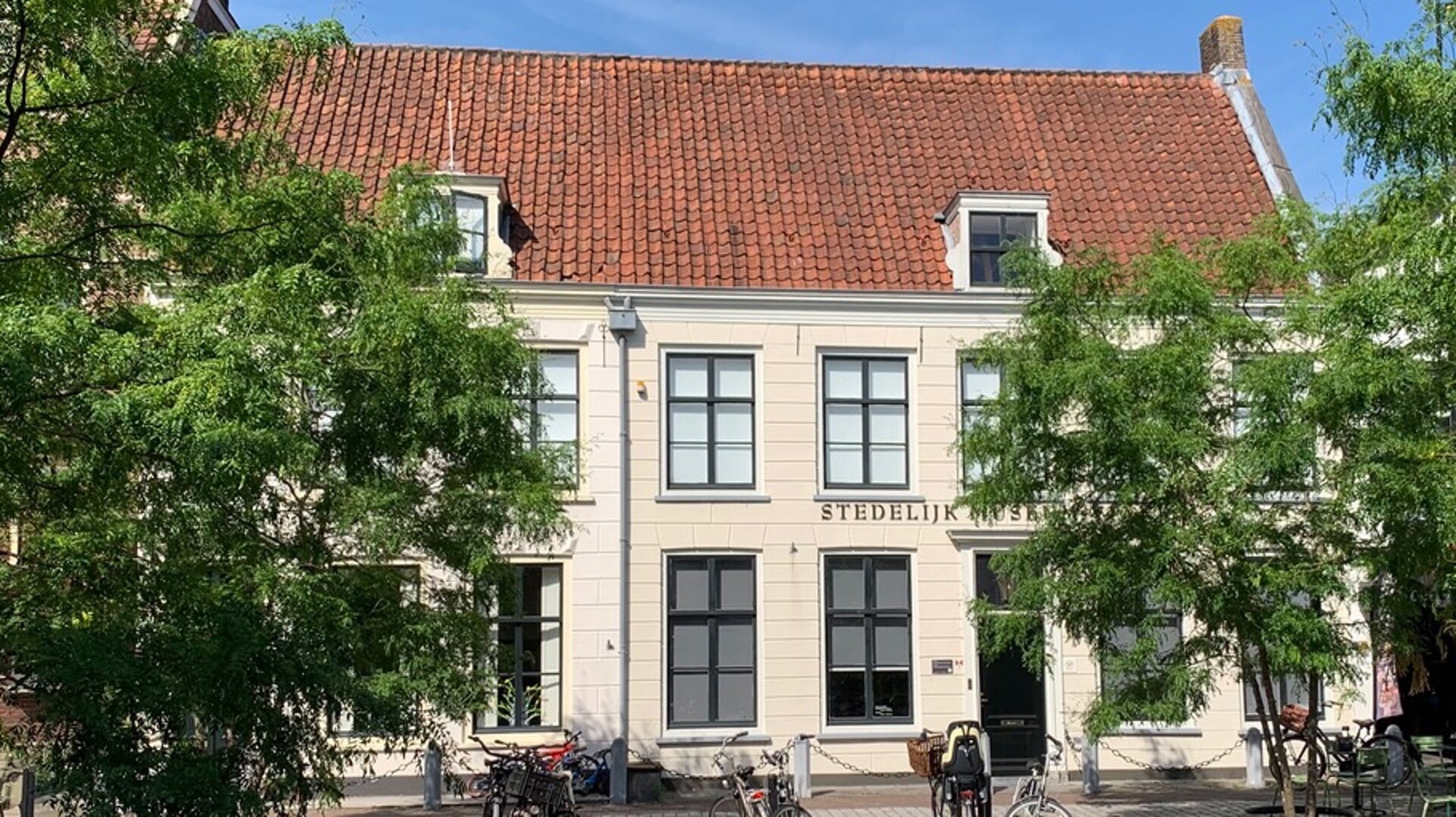 • Het Stedelijk Museum op de Voorstraat van Vianen.