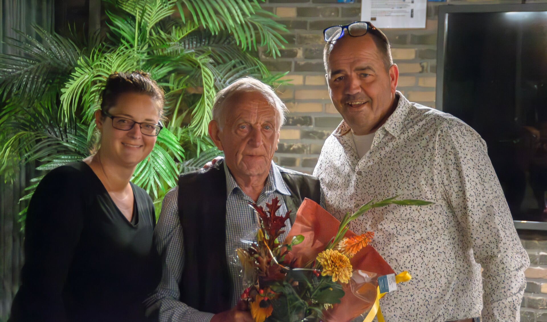 • Jubilaris Wijnand van Weijen, met voorzitter Arjan de Jonge en secretaris Serina Blokland.