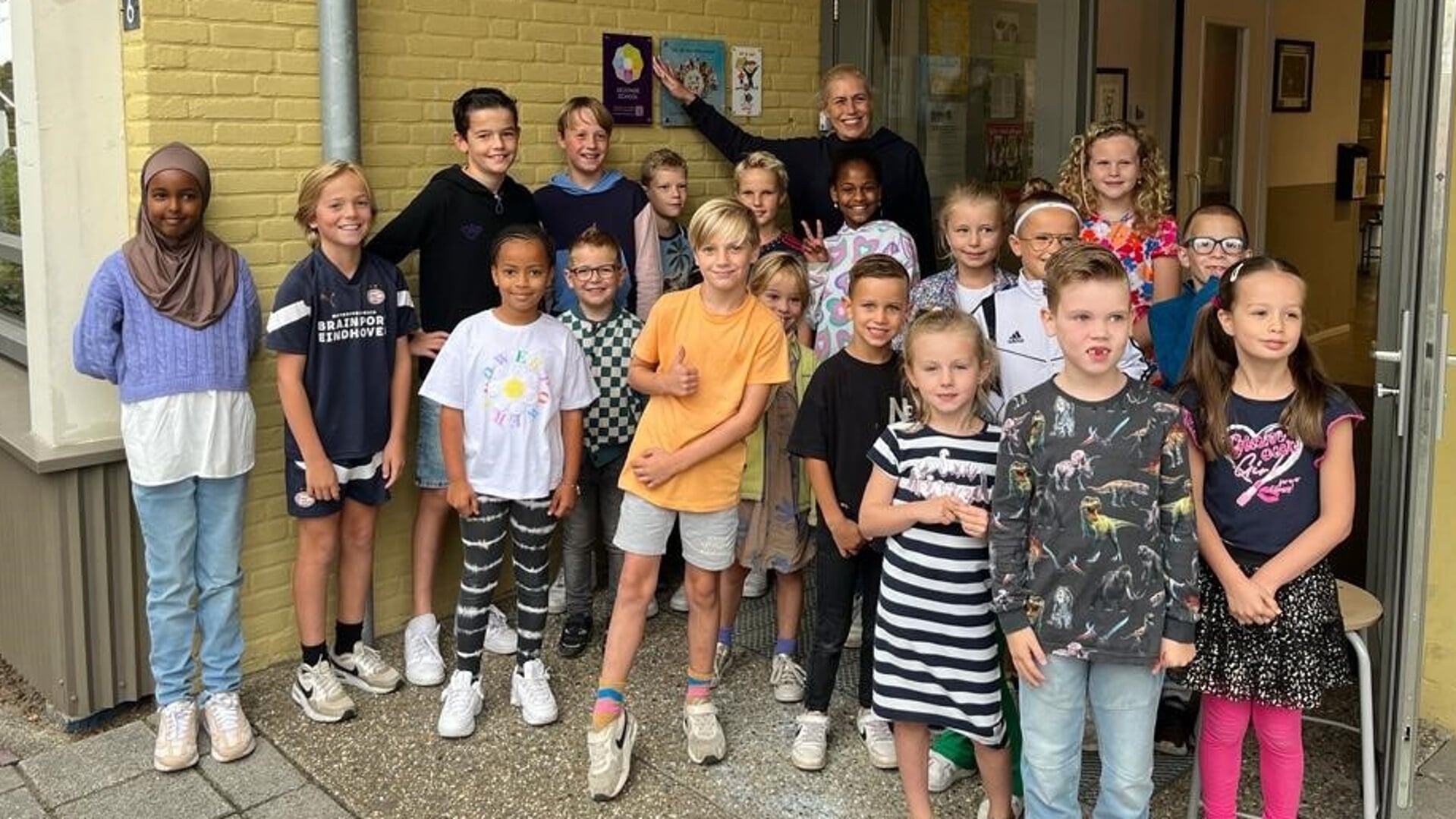 • Het vignet Gezonde School werd onthuld door wethouder Martine de Bas. 