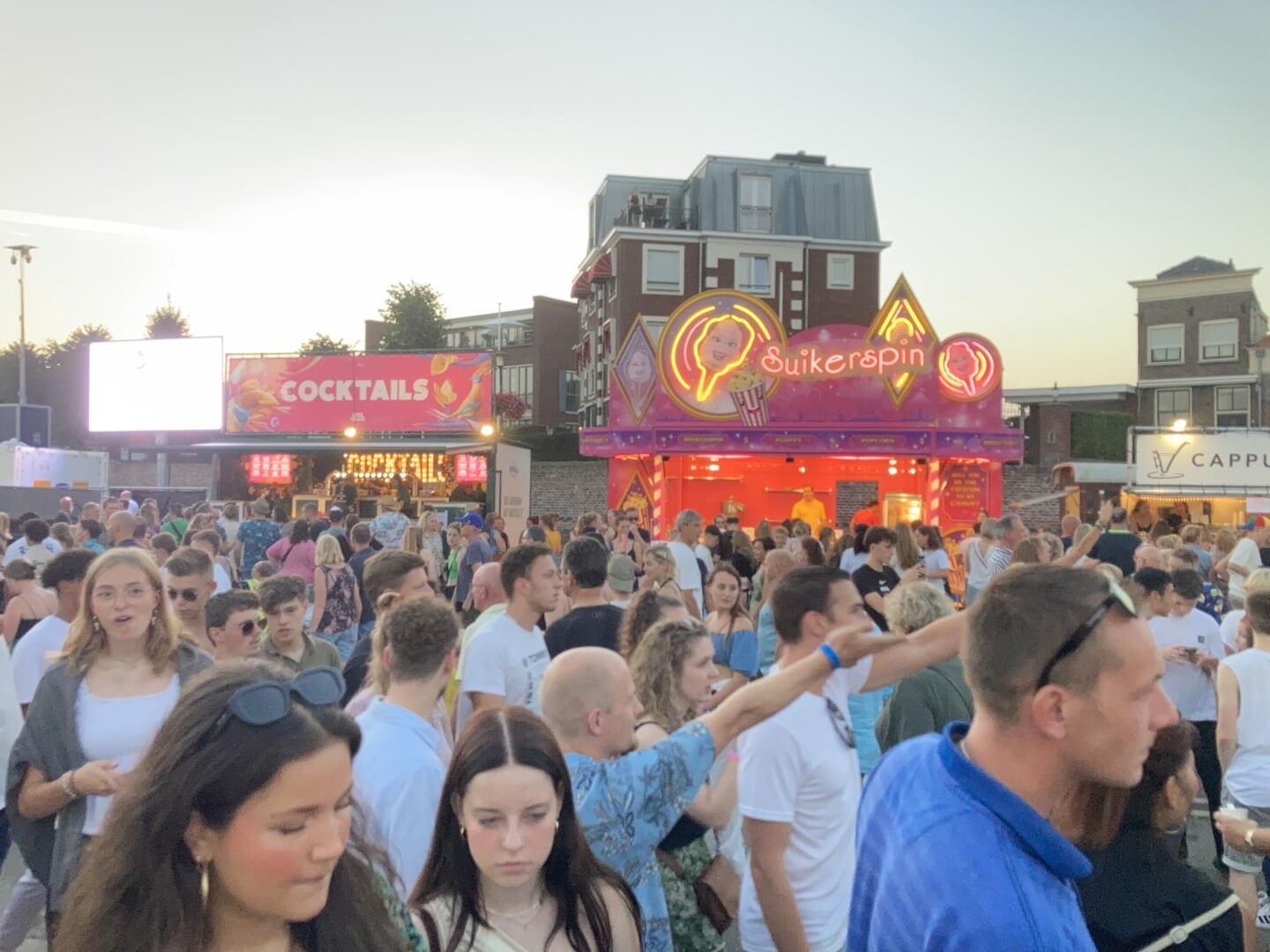 • Zin in een suikerspin of toch liever een cocktail? Aan gezellige 'foodtrucks' geen gebrek.