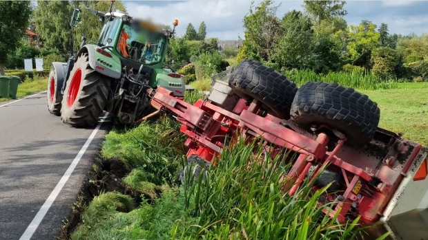 Tractor met aanhanger belandt deels in sloot in Lekkerkerk