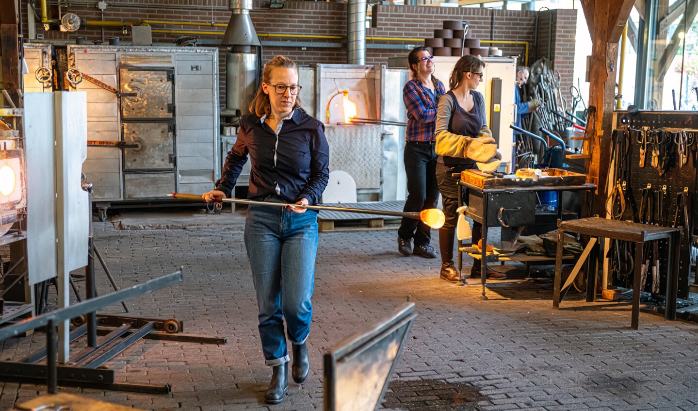 3 Vrouwen geven glasblaas-workshop in de Glasblazerij in Leerdam