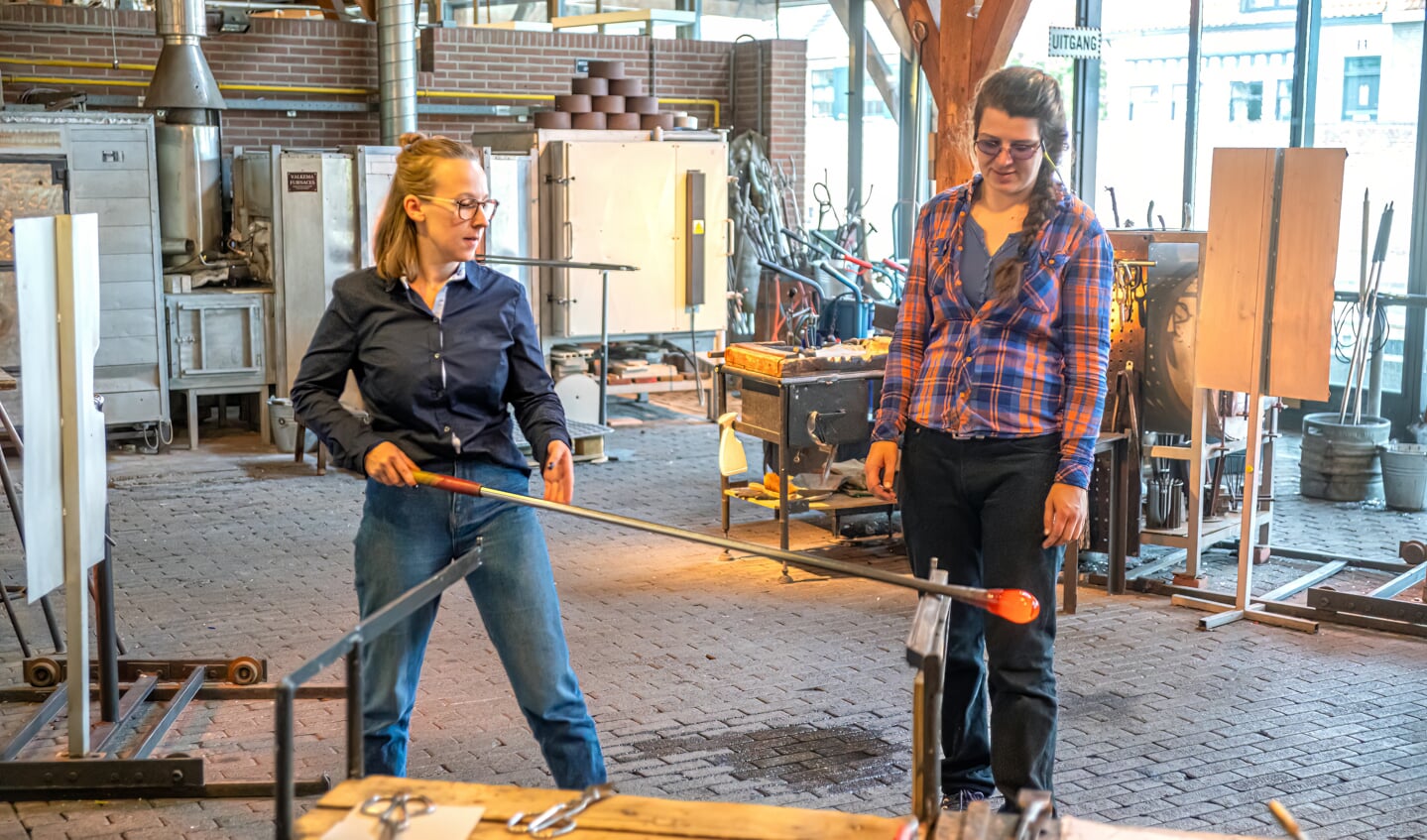 3 Vrouwen geven glasblaas-workshop in de Glasblazerij in Leerdam