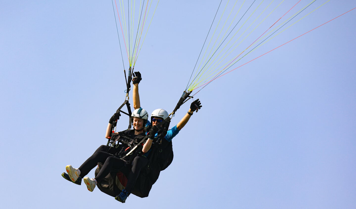 • Paragliden op de slotdag van Ameide Lichtstad 2023.