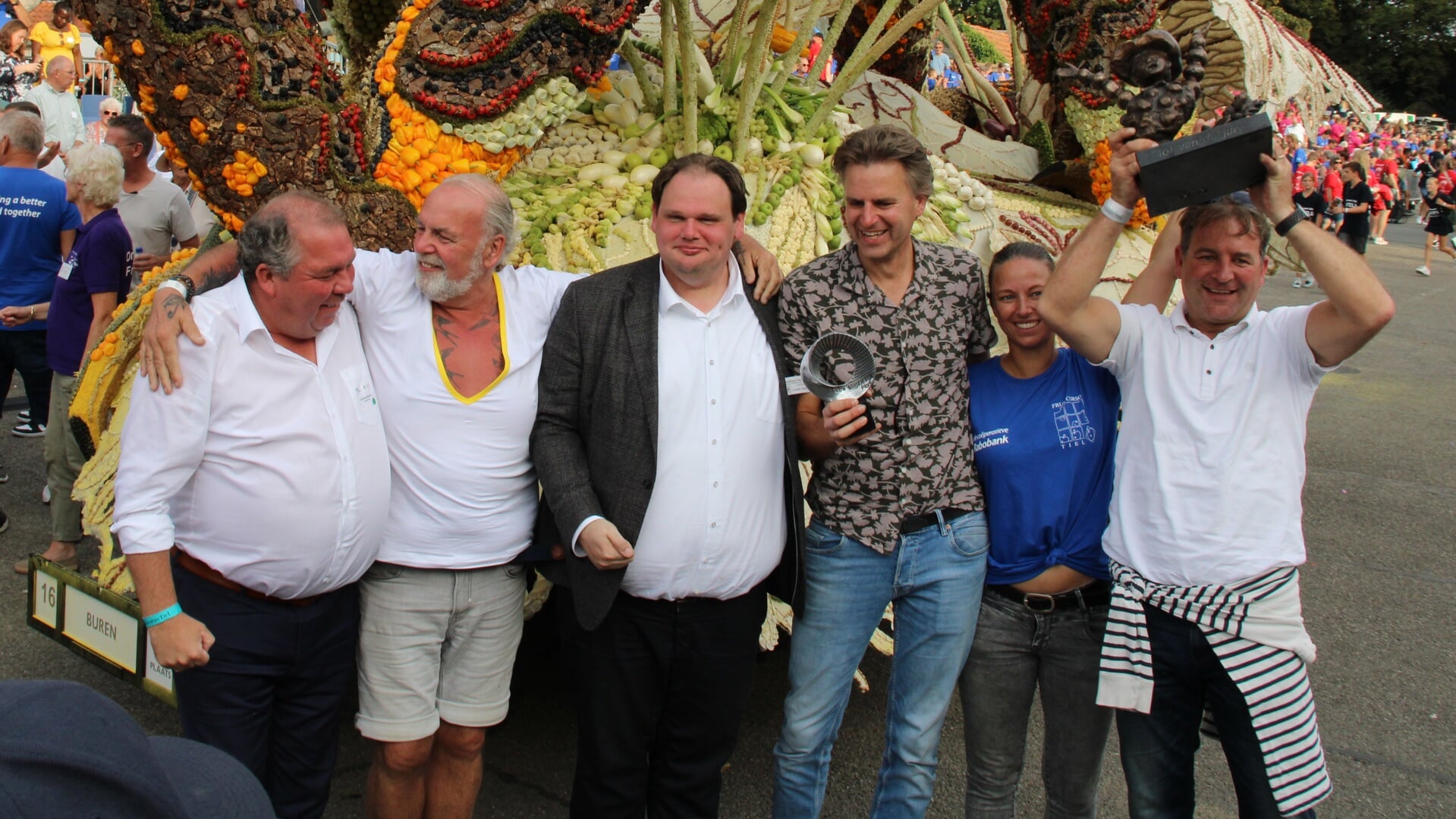 • Buren wint de Lof van de jury én de Teun Luijendijkprijs. Burgemeester Ostendorp (uiterst links) viert het feestje mee, evenals 4-Stromenland-voorzitter Laurens Verspuij (derde van links).