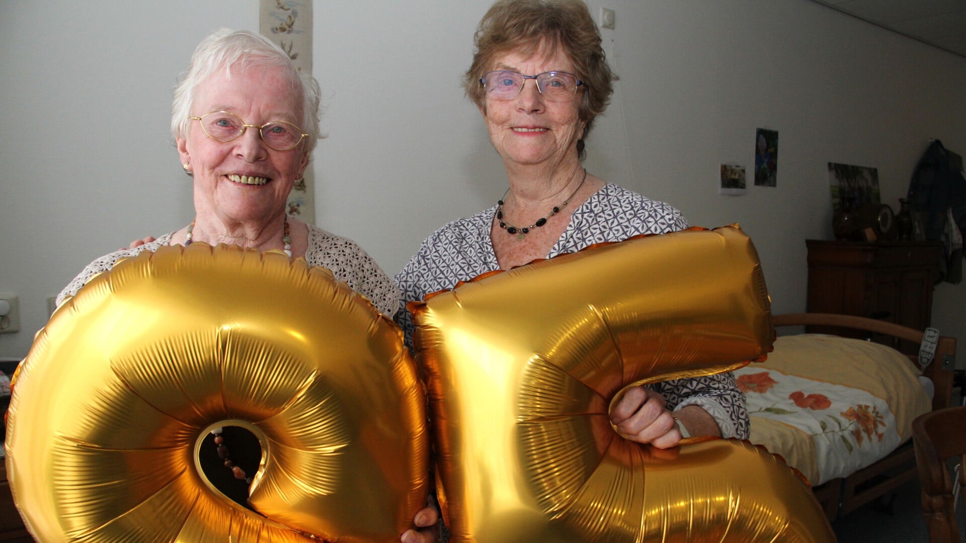 • Tina (links) en Ina delen als tweeling al 85 jaar lief en leed.