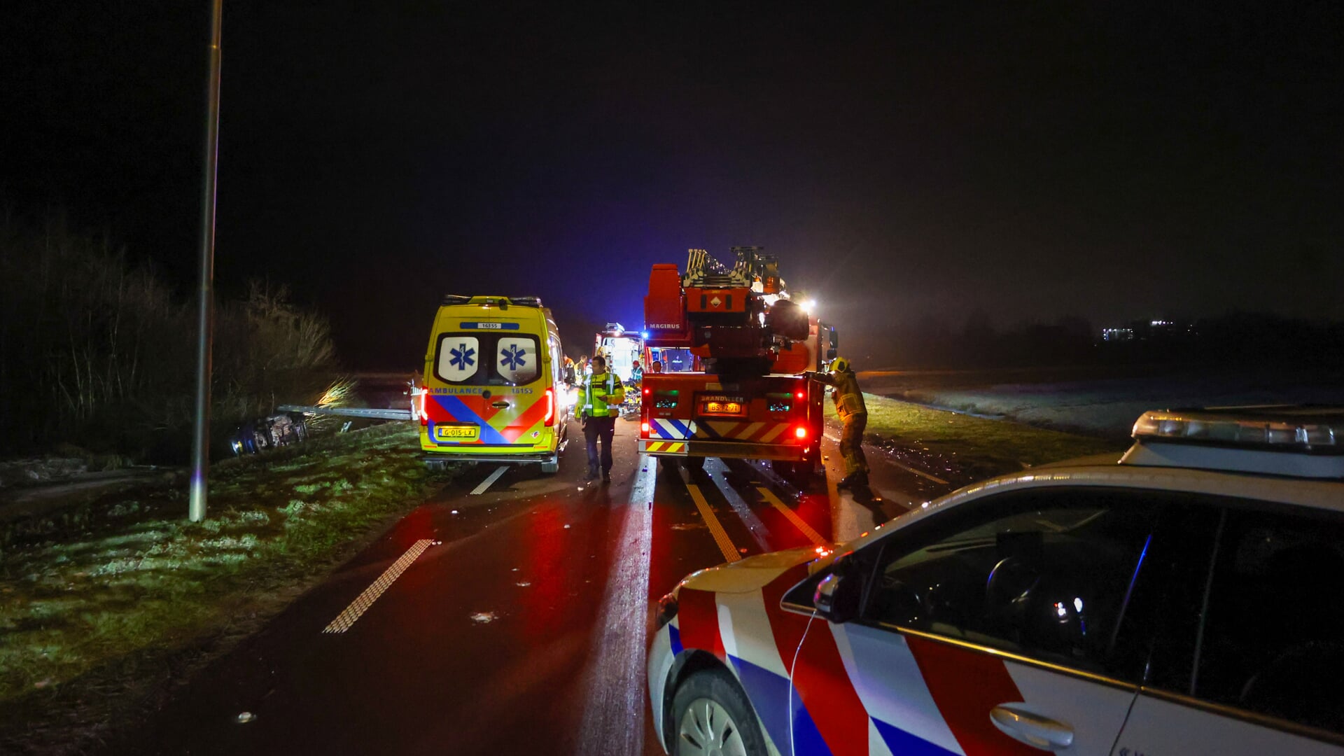 Bij een verkeersongeval op de Schoonhovenseweg bij de N207 is vannacht een persoon overleden. 