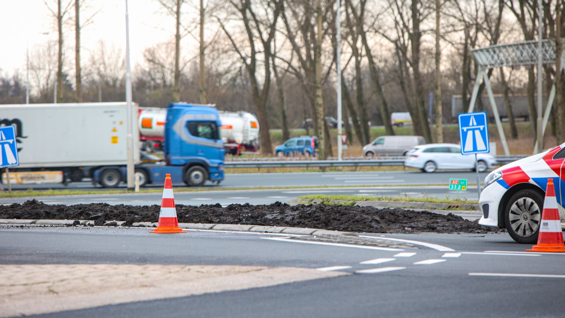  Op de dr. ir. L.G.H. Fortuijnrotonde in Reeuwijk richting Bodegraven heeft vanmiddag een vrachtwagen een lading aarde verloren. 