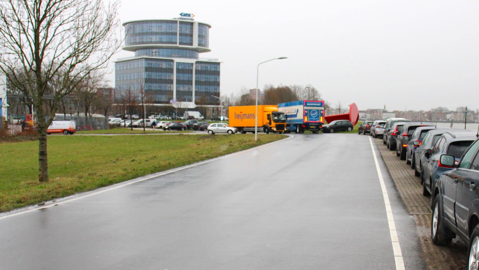 • Lange rij geparkeerde auto's langs de Anthony Fokkerweg in Papendrecht.